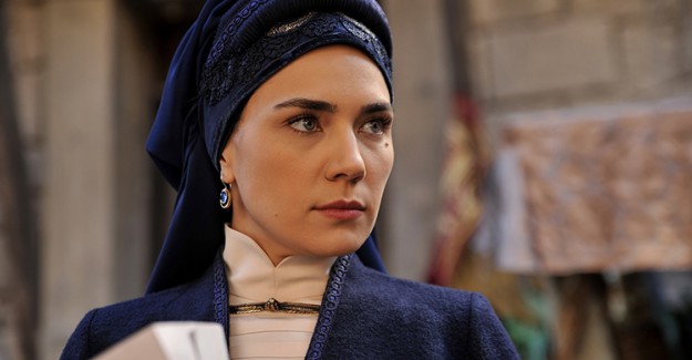 Buse Varol İlk Gelinliğini Giydi