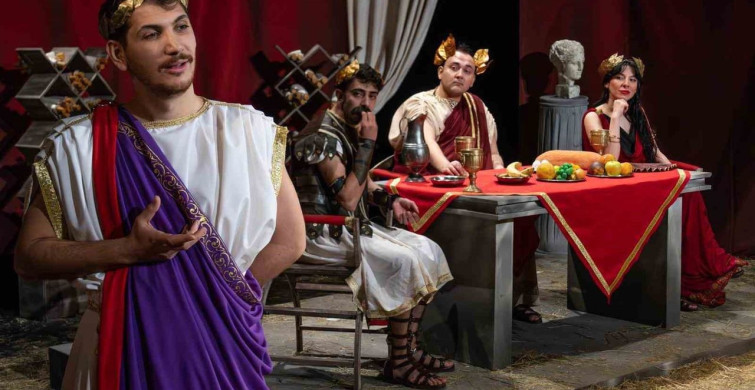 Büyük Romulus Tiyatro Oyunu Sezonu Alkışlarla Kapattı