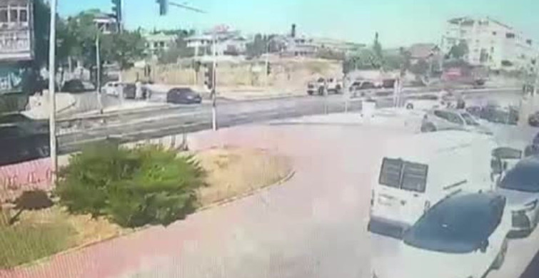 Büyükçekmece e-5'te itfaiye aracının devrilme anı kamerada