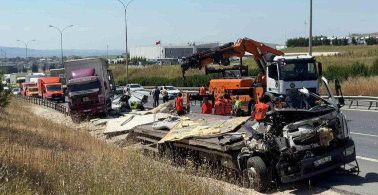 Büyükçekmece'de 4 aracın karıştığı zincirleme kaza: 1 yaralı