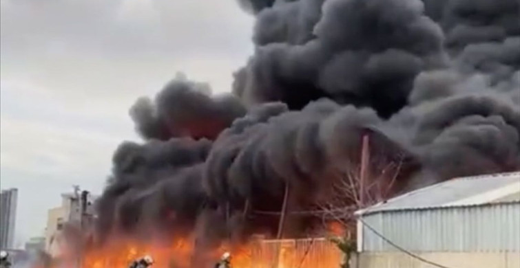 Büyükçekmece'de Fabrika Yangınına İtfaiye Müdahale Ediyor