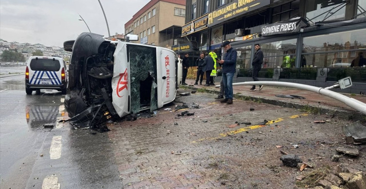 Büyükçekmece'de Minibüs Devrildi, İki Kişi Yaralandı