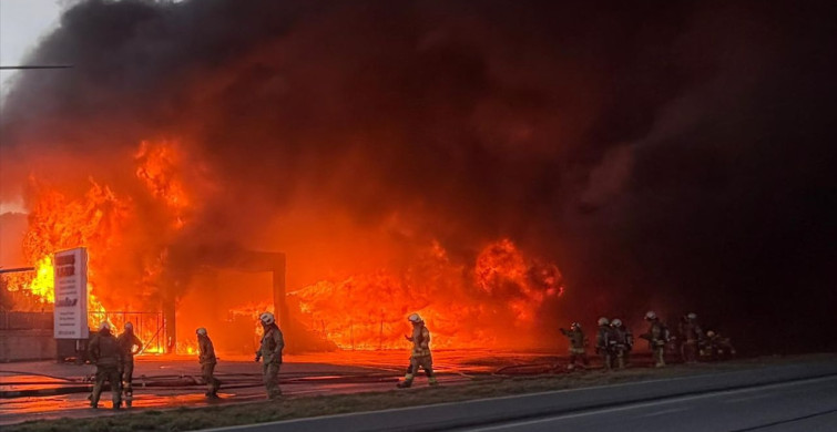 Büyükçekmece'de Tarım Şirketi Deposunda Yangın Çıktı