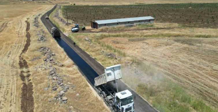 Büyükşehir Belediyesi, Siverek kırsalında asfalt çalışmalarını sürdürüyor