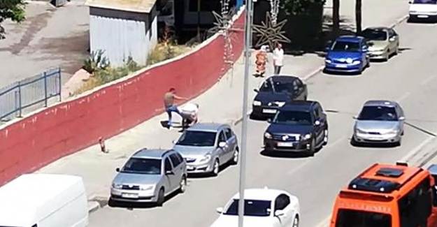 Cadde Ortasında Annesini Dövdü, Tekme Tokat Dayak Yedi