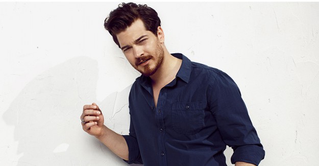 Çağatay Ulusoy O Ünlü İsimle Beraber!