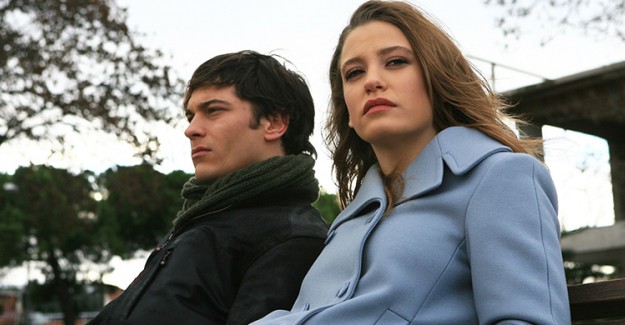 Çağatay Ulusoy Eski Aşkı Serenay Sarıkaya'yı Takibe Aldı