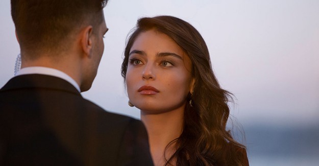 Çağatay Ulusoy ve Ayça Ayşin Turan'ın Yakınlaşma Sahnesi Bomba Etkisi Yarattı