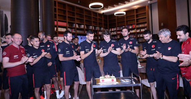 Çağlar Söyüncü’ye Doğum Günü Sürprizi!