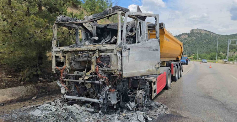 Cam madeni yüklü tır seyir halindeyken alev aldı, sürücü son anda kurtuldu