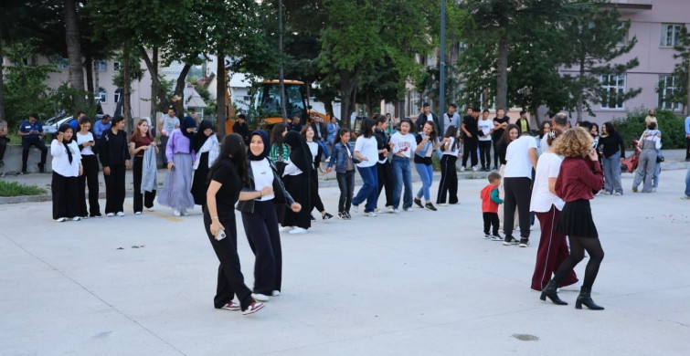 Çameli'de Gezen Ozanlar Konseri ve Sinema Etkinliği