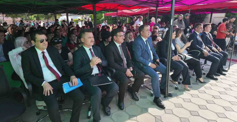Çamelili öğrenciler kardeş okulun mezuniyet coşkusuna ortak oldu
