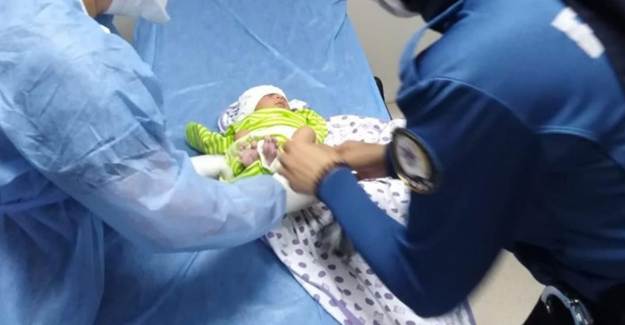 Cami Avlusunda 5 Günlük Bebek
