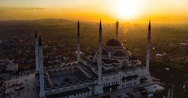Çamlıca Camii'nin Heybeti İstanbul'u Daha da Özel Yapıyor