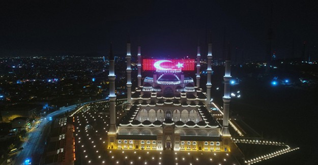 Çamlıca Cami'sinde Dev Led Türk Bayrağı