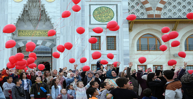Çamlıca Camisi'nde Filistin soykırımı protestosu: Gökyüzüne kırmızı balonlar uçuruldu