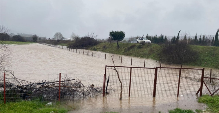 Çanakkale Ayvacık'ta Sağanak Yağış Hayatı Olumsuz Etkiledi