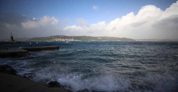 Çanakkale Boğazı Fırtına Nedeniyle Geçişlere Kapandı
