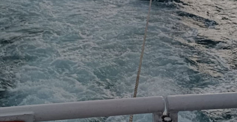 Çanakkale Boğazı'nda Arızalanan Tekne Kurtarıldı