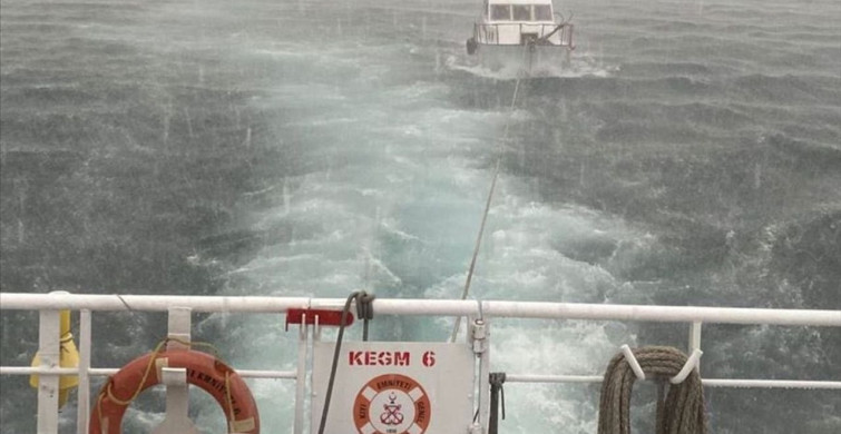 Çanakkale Boğazı'nda Arızalanan Tekne Kurtarıldı