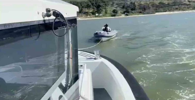 Çanakkale Boğazı'nda Sürüklenen Lastik Botun Kurtarılması