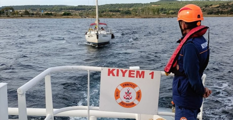 Çanakkale Boğazı'nda Sürüklenen Tekne Kurtarıldı