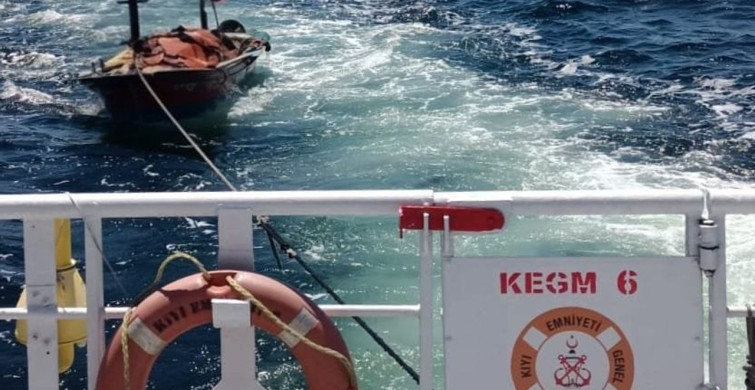 Çanakkale boğazında sürüklenen tekne kurtarıldı