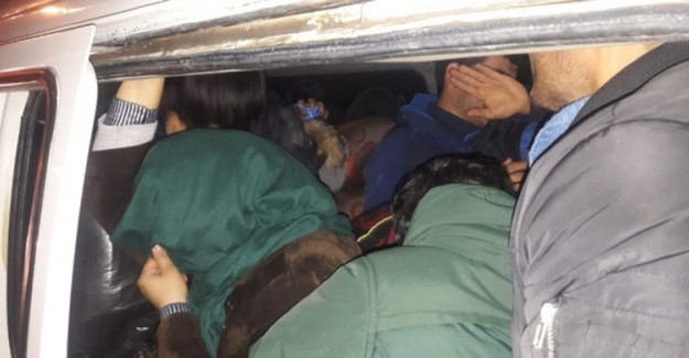 Çanakkale'de Araçtan 22 Mülteci Çıktı