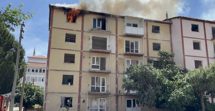 Çanakkale'de boş apartmanda çıkan yangın itfaiye ekiplerinin müdahalesiyle söndürüldü