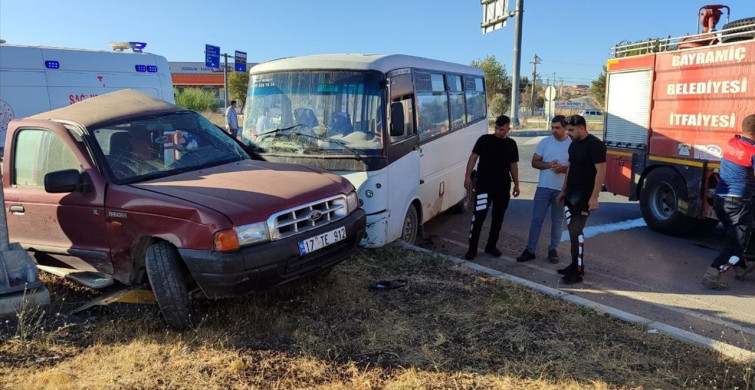 Çanakkale'de İşçi Servisi ile Kamyonet Çarpıştı: 5 Yaralı