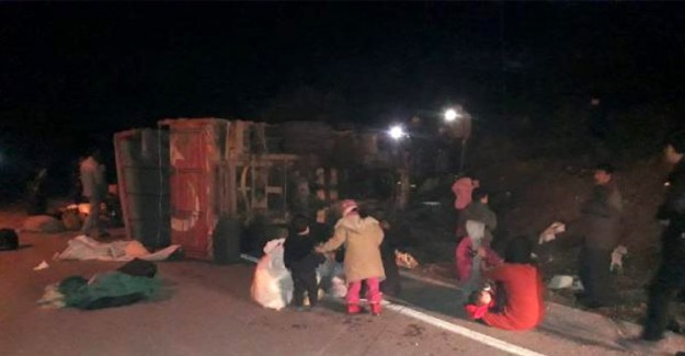 Çanakkale'de, Kamyonet Devrildi! 32 Yaralı