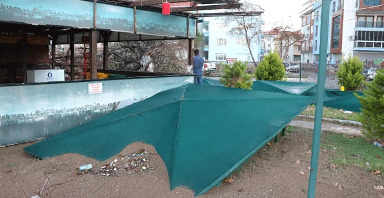 Çanakkale'de Kuvvetli Lodos Nedeniyle Sahildeki İşletmeler Zarar Gördü