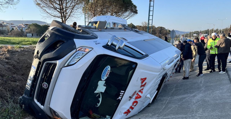 Çanakkale'de Minibüs ve SUV Araç Çarpıştı