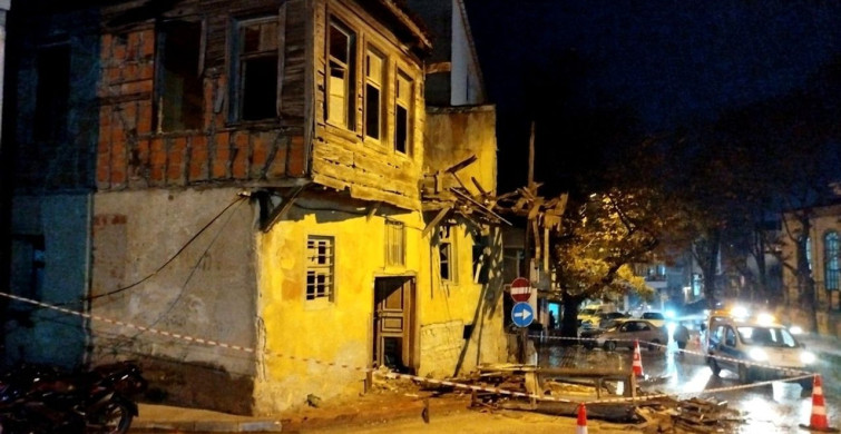 Çanakkale'de Sağanak Yağış Metruk Binayı Çökertti