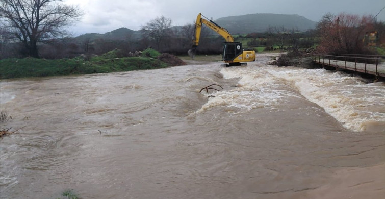 Çanakkale'de Taşan Menderes Çayı'nda Mahsur Kalan Kişi Kurtarıldı