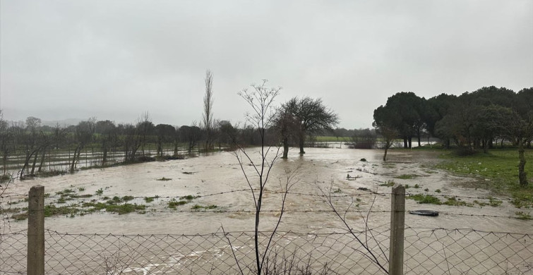 Çanakkale'de Yağış Nedeniyle Köy Yolunda Çökme Olayı
