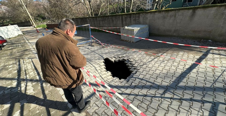 Çanakkale'de Yol Çökmesi: 2 Metrelik Çukur Oluştu