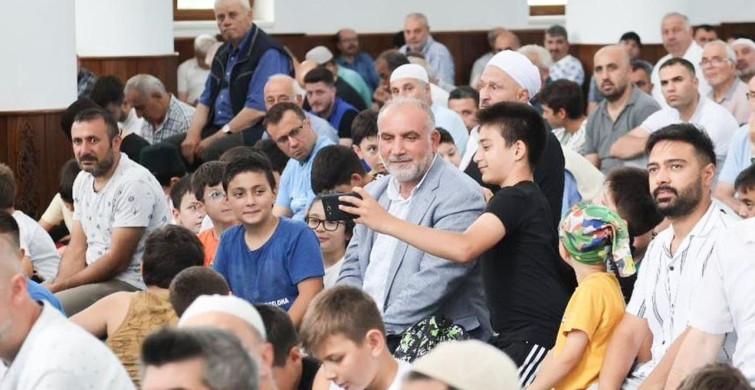 Canik’te camiye gelen hediyeyi alıyor