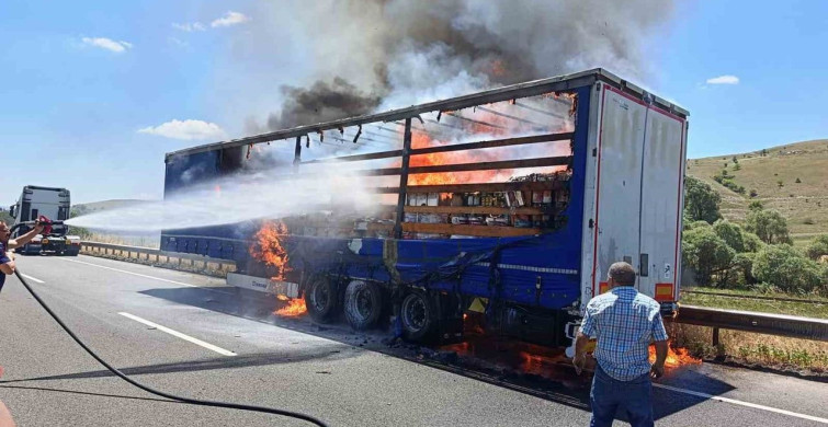 Çankırı'da boya yüklü tır dorsesi yangın çıkardı