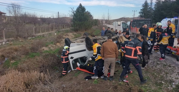 Çankırı'da Hafif Ticari Araç Şarampole Devrildi: 4 Yaralı