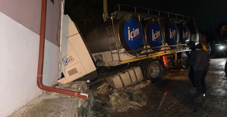 Çankırı'da Kontrolden Çıkan Tır Elektrik Direğine Çarparak Şarampolden Kurtuldu