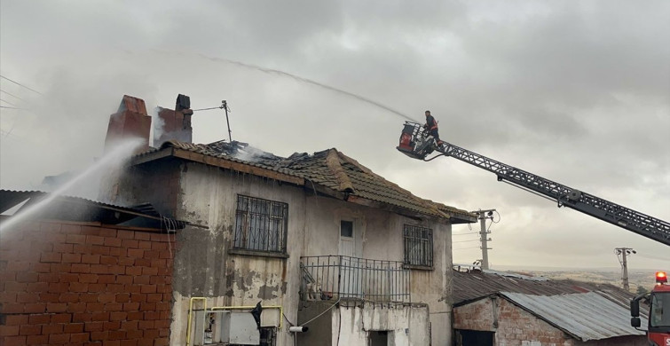 Çankırı'da Samanlık Yangını: Komşu Evinin Zarar Görmesiyle Sonuçlandı