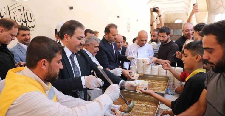 Canpolat vatandaşlarla aşure bereketini paylaştı