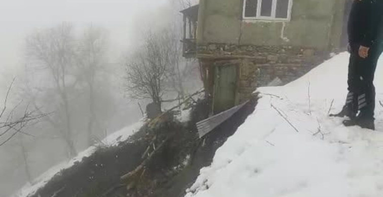 Çatak'ta Toprak Kayması: 2 Katlı Ev Hasar Gördü