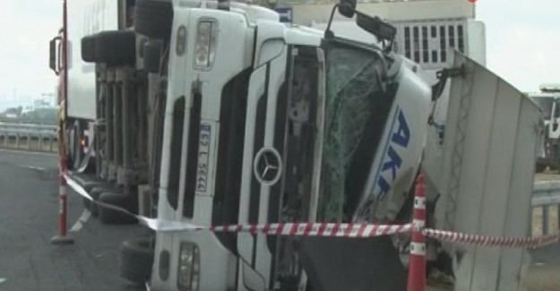 Çatalca'da Et Yüklü Tır Devrildi
