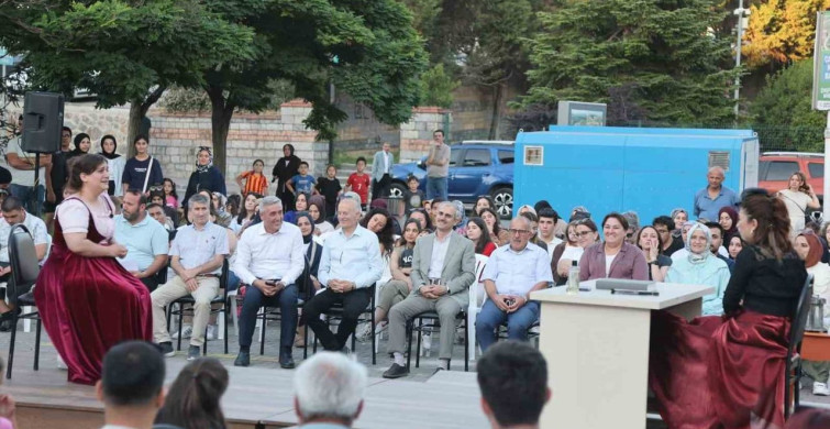 Çayırova'da açık hava tiyatro gösterisi ve sertifika töreni