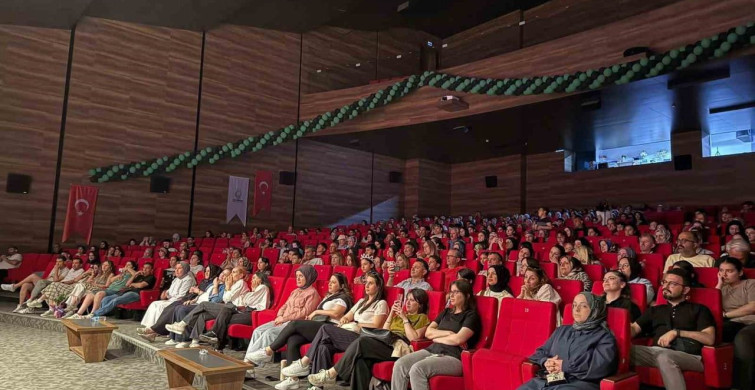 Çayırova'da genç tiyatrocuların sahnelediği oyun beğeni topladı