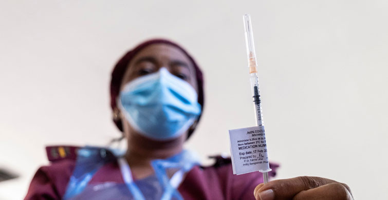 CDC, Johnson & Johnson Aşısının 18 Yaş Üstü İçin Kullanılmasını Önerdi