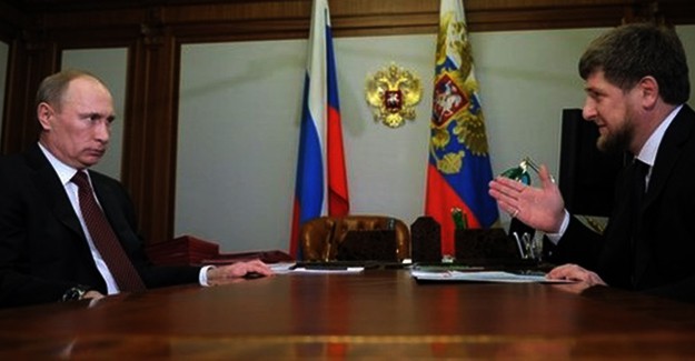 Çeçen Cumhurbaşkanı Boynunu Putin'e Uzattı