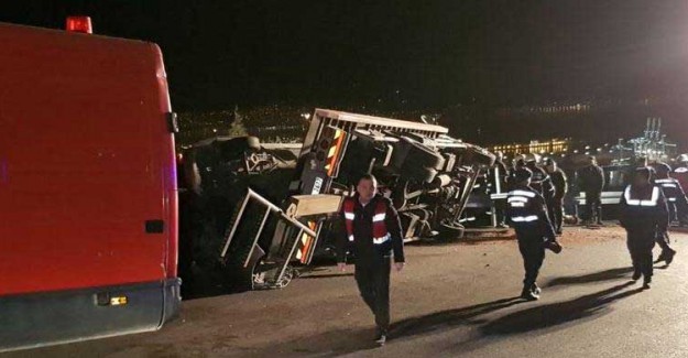 Çekici İle Otomobil Çarpıştı! 2 Ölü 8 Yaralı